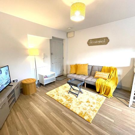 Stylish Cosy And Bright Apartment - Fantastic Location - Perfect For Business Or Solo Travellers 비숍스토포드 외부 사진