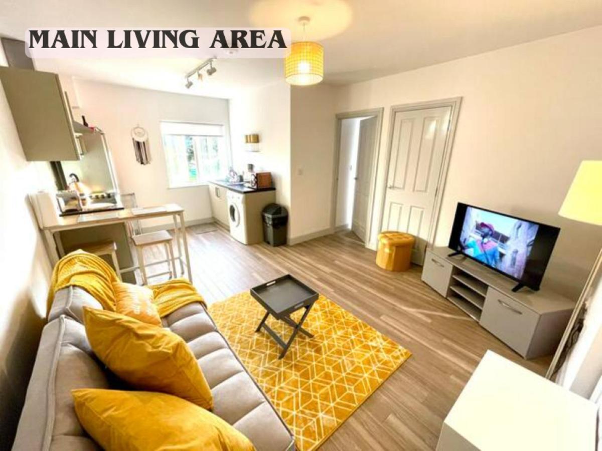 Stylish Cosy And Bright Apartment - Fantastic Location - Perfect For Business Or Solo Travellers 비숍스토포드 외부 사진